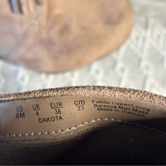 Dr. Scholl’s Dakota Wedge Lace up Ankle Booties. Size 6. Tan, 2” heel. - Picture 9 of 10